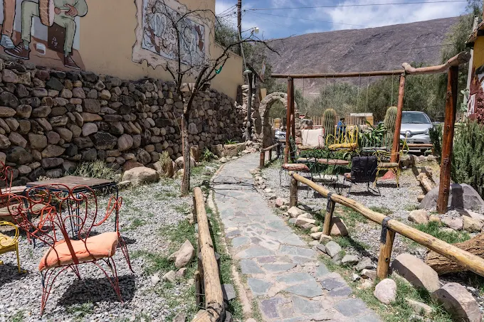Ingreso y jardín de Tilcara Mística Hostel