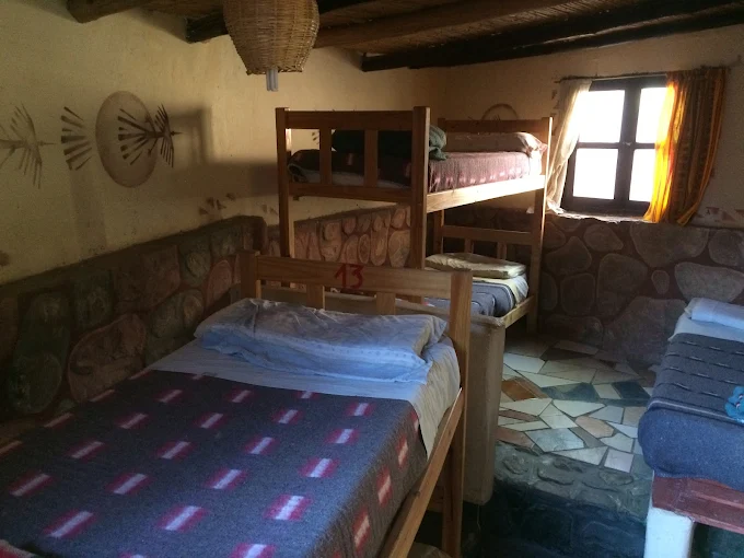 Patio de Tilcara Mística Hostel con camino de piedra