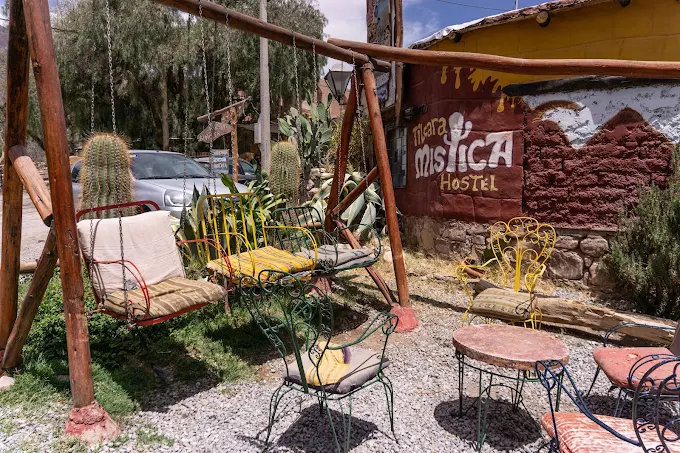 Patio exterior con mural Tilcara Mística Hostel